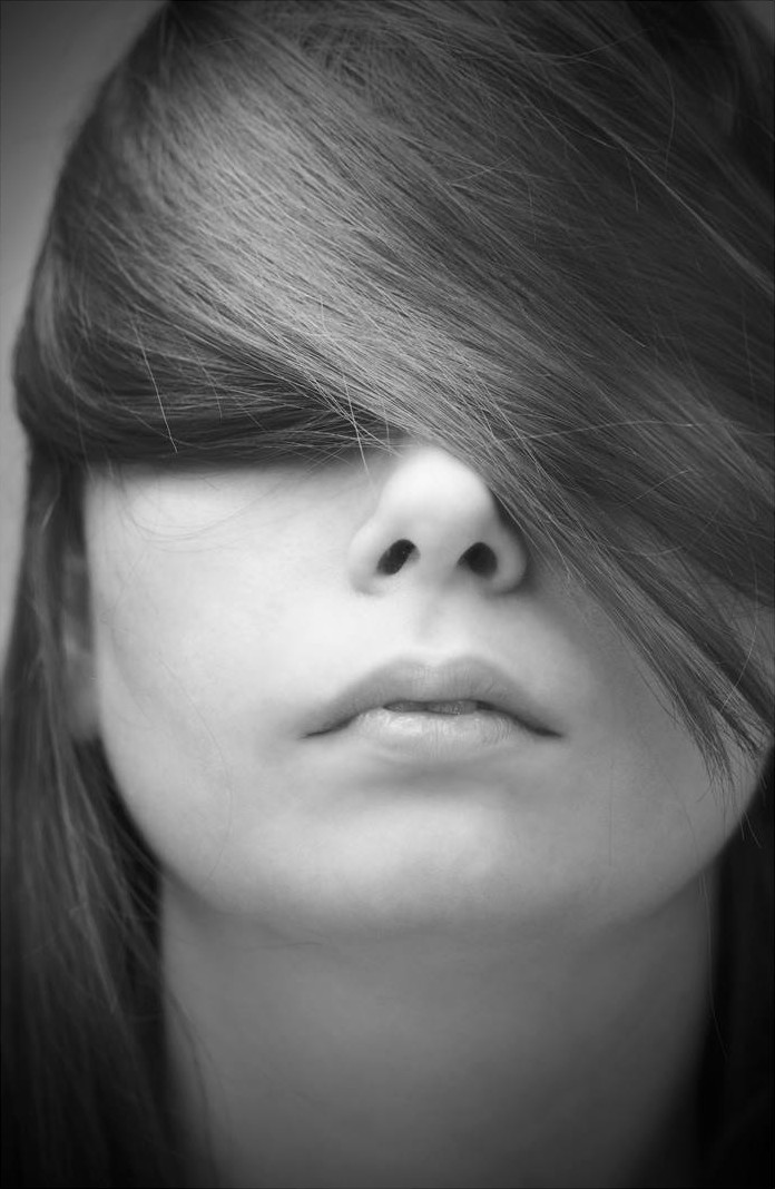 Portrait noir et blanc de Maureen Peillon, entier