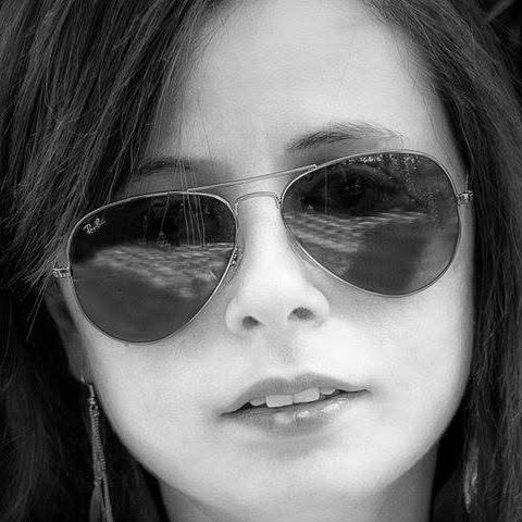 Gros plan de Maureen Peillon portant de grandes lunettes de soleil